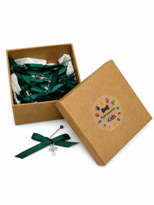 Set 20 marturii, cruciulite biserica din metal cu bolduri si cutiuta, funda verde.